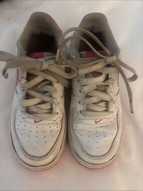 Nike Kids White and Pink Low-Top Sneakers